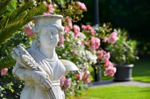 Lyft fram en kunglig känsla i trädgården